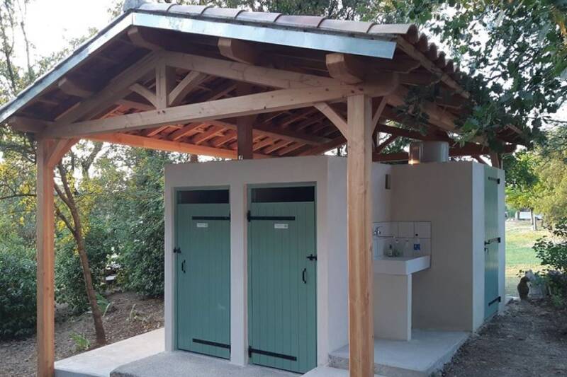 sanitaires-camping-ferme-nature-standard.jpg