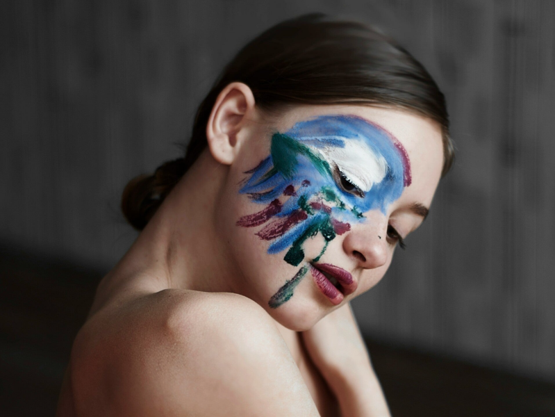 stemmingsklachten, vrouw kijkt uit het raam