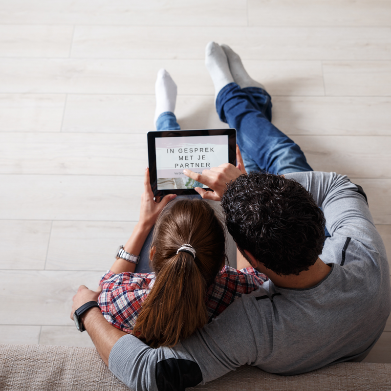 samen op de tablet, e book in gesprek met je partner