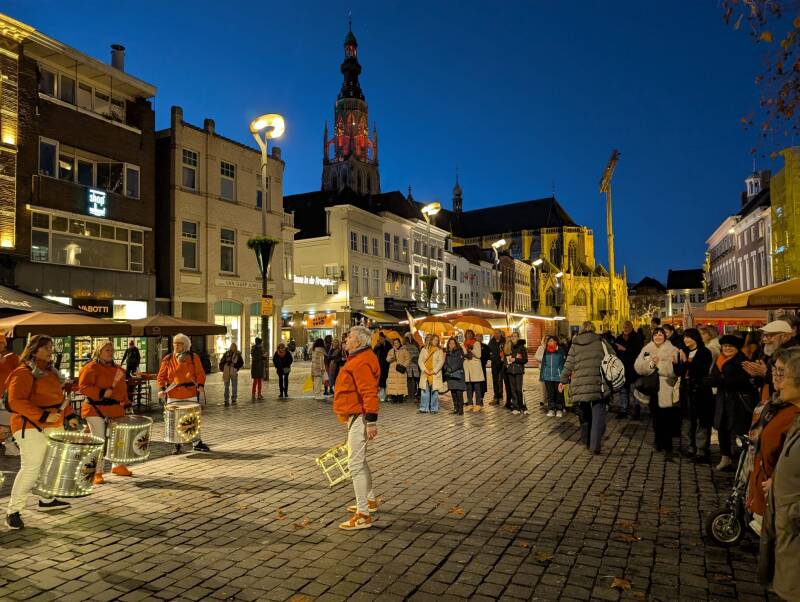 stop geweld tegen vrouwen, maisquenada speelt percussie in oranje op grote markt Breda