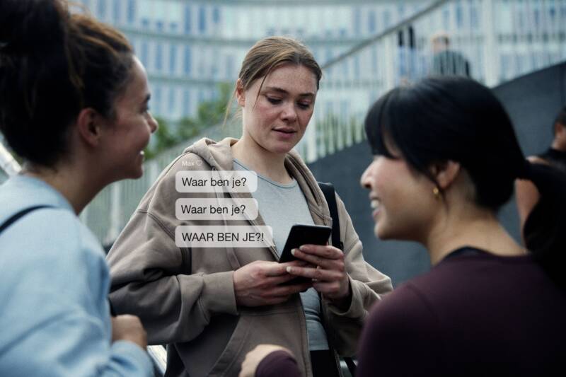 dwingende controle, femicide, waar ben je, jaloezie, bezitterigheid, appende man die vrouw dwingt voortdurend te zeggen waar ze is