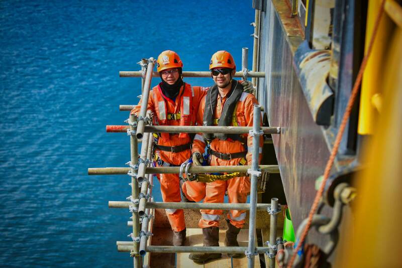 Scaffolders working outboard, Offshore Photographer,  ©Perrin Oubrie Photography, Offshore Fotograaf