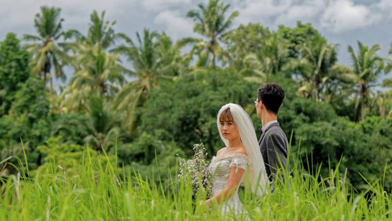 photo of newly weds doing a wedding photo shoot on Campuhan Ridge, Bali, Indonesia    © Perrin Oubrie Photography