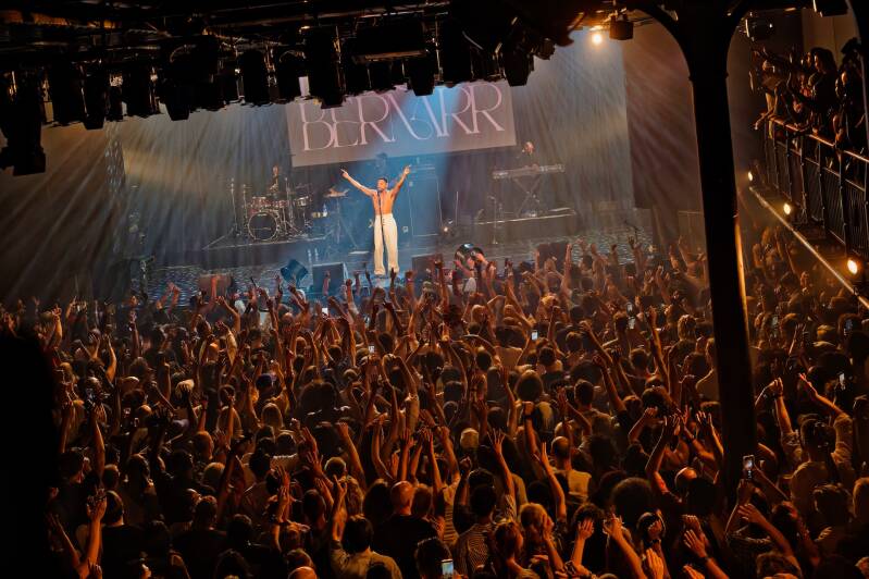 Durand Bernarr perforning live in The Melkweg, Amsterdam in a full house were the whole audience throw their arms in the air