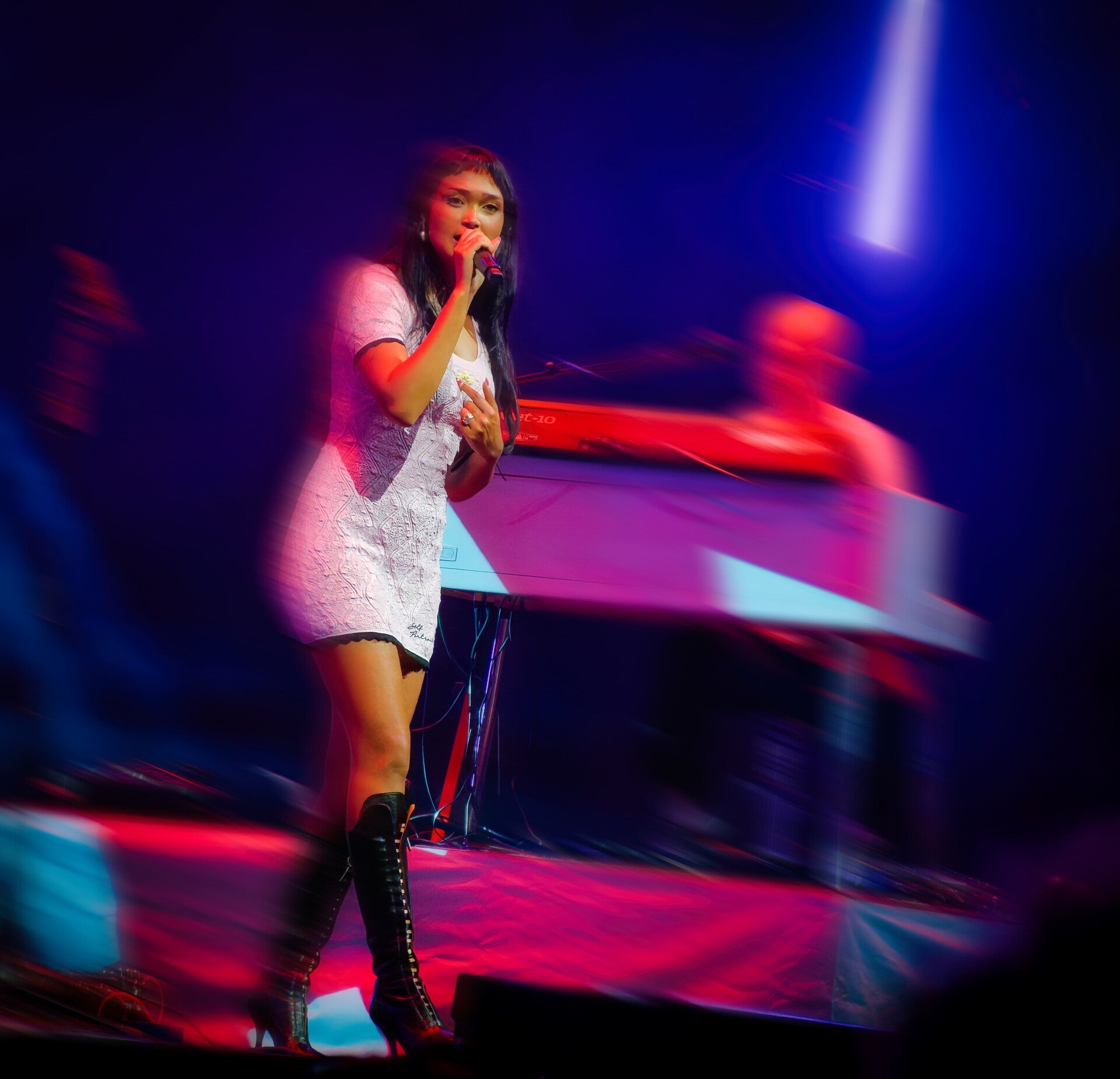 Picture taken from teh crowd with a tiny he Sony RX100 VII compact camera  of Singer Joy  Crookes performing live at North Sea Jazz Festival