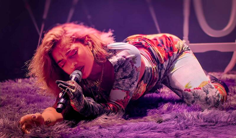Kiana Lede performing live during her Grudges Tour in de Melkweg Amsterdam