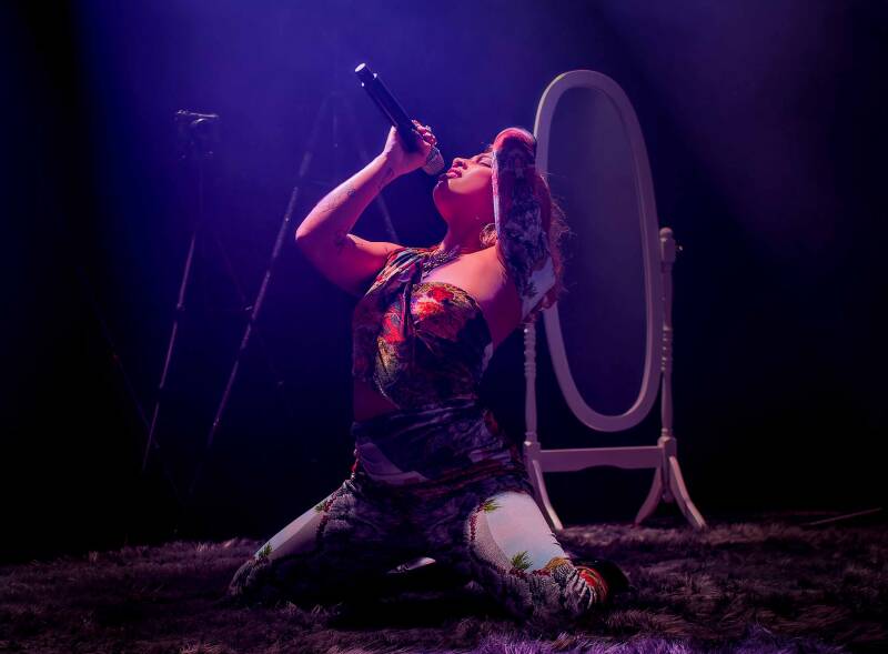 Kiana Lede performing live during her Grudges Tour in de Melkweg Amsterdam