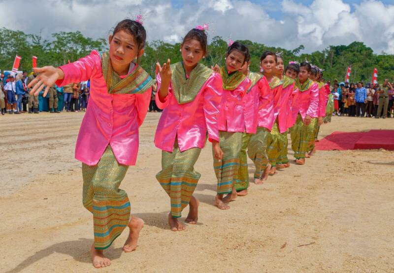 Girls performing a traditional dance in kain and kebaya during Hari Merdekaan Indonesia in kampung Rumaat, Kai Kecil, Maluku Tenggara, Indonesia 