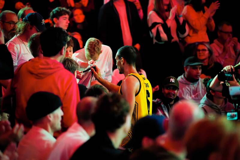 3 x 3 Basket Ball Olympic Champion Worthy de Jong is signing a shirt for his fans