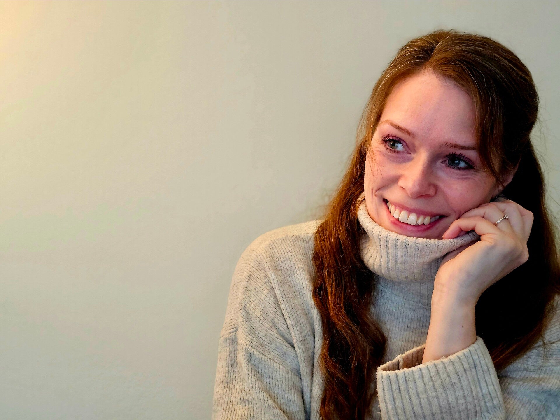 Anett Rieger lächelt locker im Pulli und freut sich auf den Neuanfang