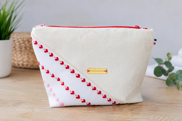 Trousse de toilette crème et cœurs rouges