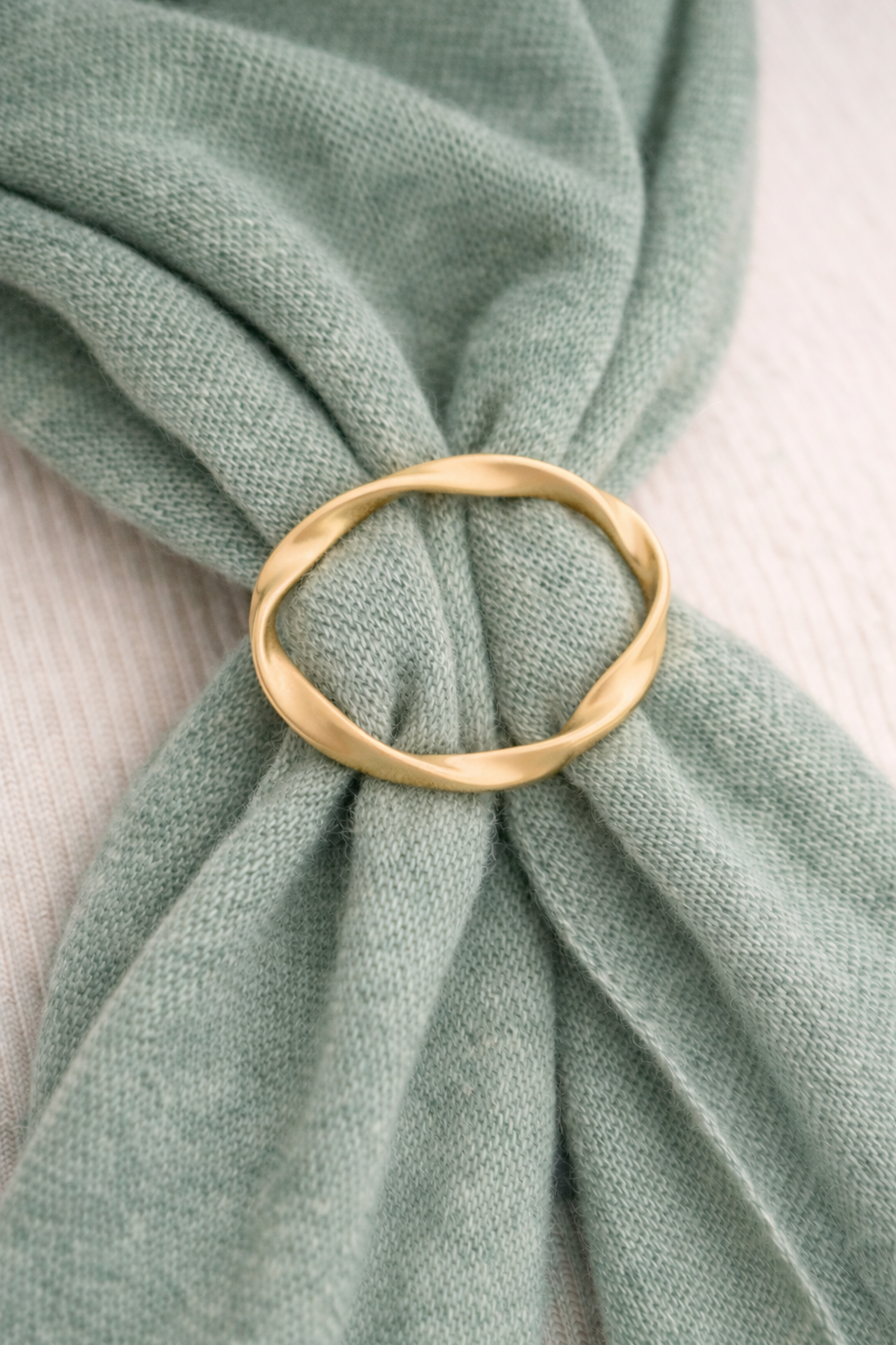 Accessoire: Sjaal en kledingring Mat Goud