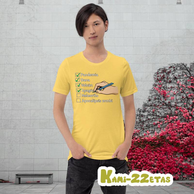 "Modelo hombre luciendo camiseta 'Apocalipsis Zombi' con eventos marcados y mano con lápiz. Humor de supervivencia."