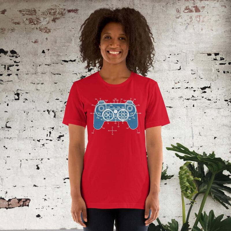 Mujer vistiendo camiseta "Blueprint Mando" (diseño técnico de gamepad) con un estilo casual.