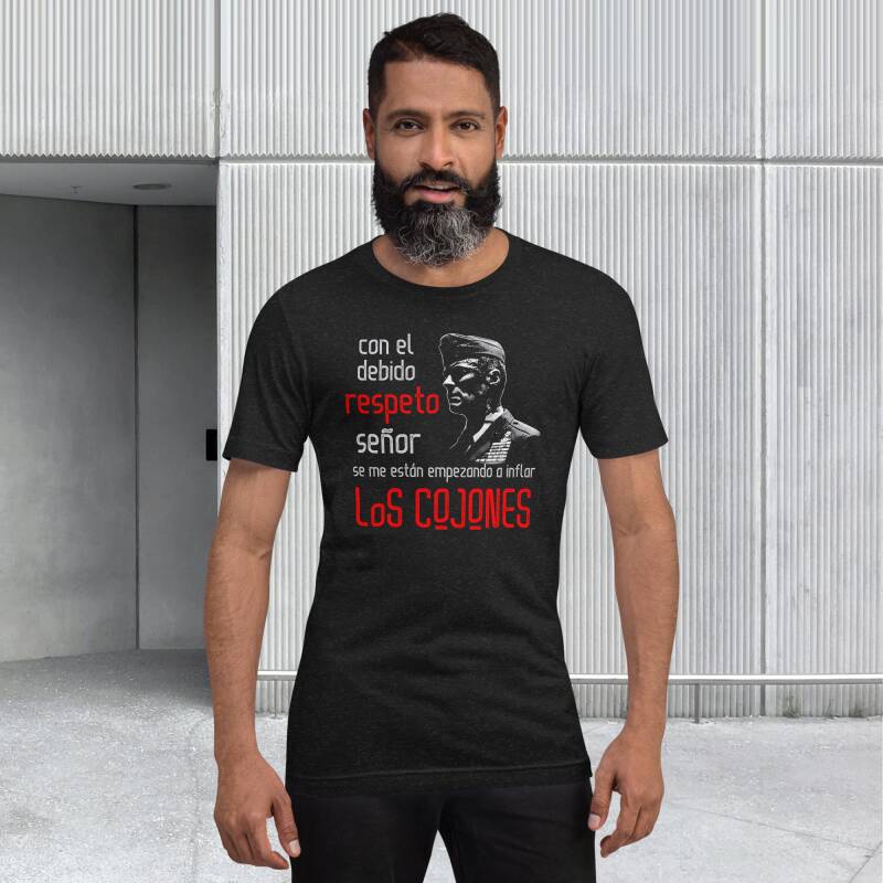 Modelo hombre con camiseta "Con el debido respeto", mostrando la frase icónica de Clint Eastwood en El Sargento de Hierro.