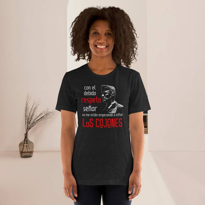 Modelo mujer con camiseta "Con el debido respeto señor, se me están empezando a inflar los cojones", estilo Sargento de Hierro.