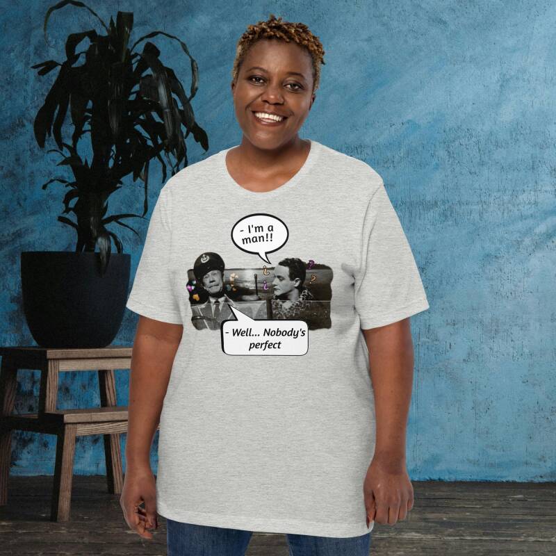 Modelo mujer sonriendo con camiseta blanca "Con faldas y a lo loco", mostrando la escena de la barca y el diálogo.