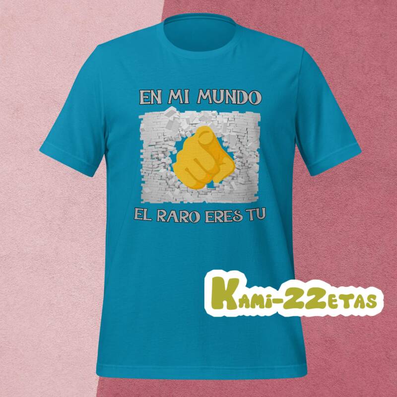 Camiseta "En mi mundo el raro eres tú" (mano rompiendo muro) flotando, resaltando el diseño principal.