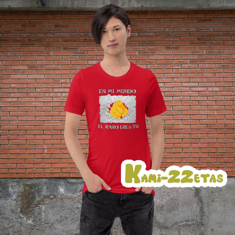 Hombre con camiseta "En mi mundo el raro eres tú" (mano rompiendo muro), en pose de confianza.