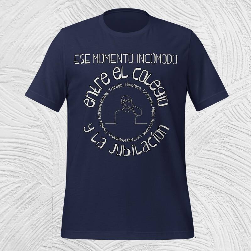 Camiseta "Ese momento incómodo" flotando sobre fondo liso, mostrando el diseño completo de obligaciones y la frase sarcástica.