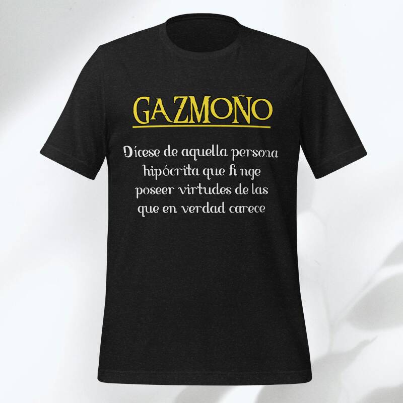Maqueta de camiseta "Gazmoño" flotando, con el diseño centrado y legible para su previsualización.