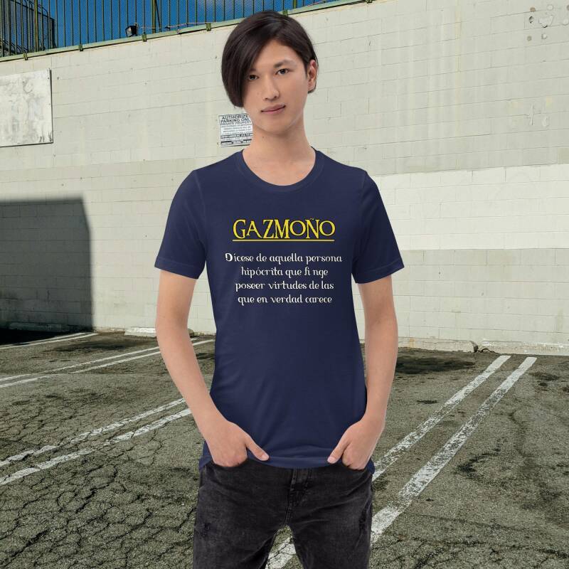 Modelo hombre con camiseta negra "Gazmoño", exhibiendo el diseño en la sección de insultos antiguos.