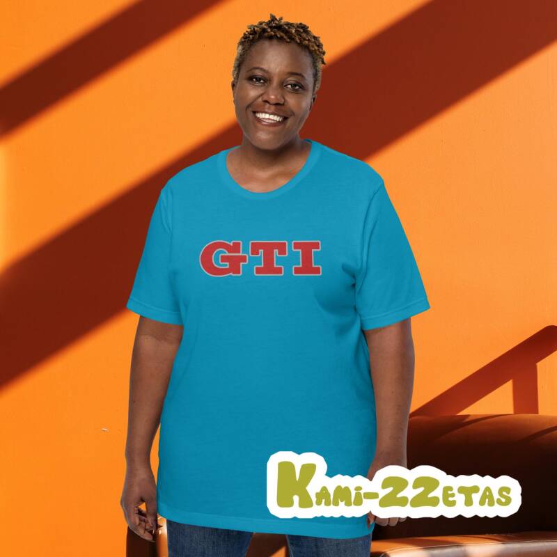 "Modelo mujer vistiendo la camiseta 'GTI', mostrando el distintivo logo del Hot Hatchback clásico."