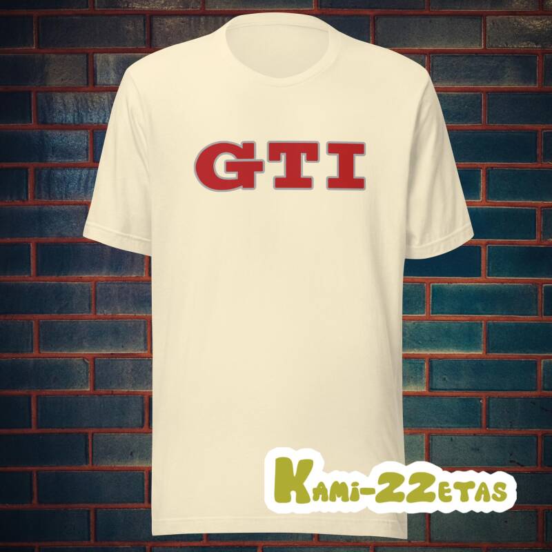 "Camiseta 'GTI' flotando sobre fondo liso, mostrando la nitidez y el impacto del logo clásico."