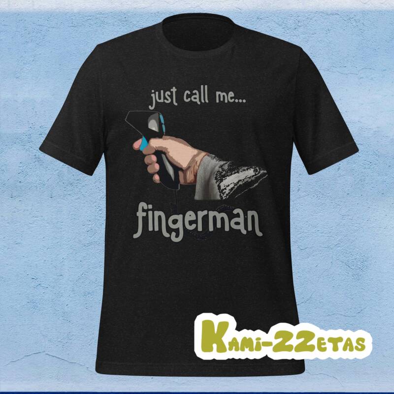 Camiseta "Just Call Me Fingerman" (mano con mando de slot) levitando, resaltando el diseño principal y sus detalles.