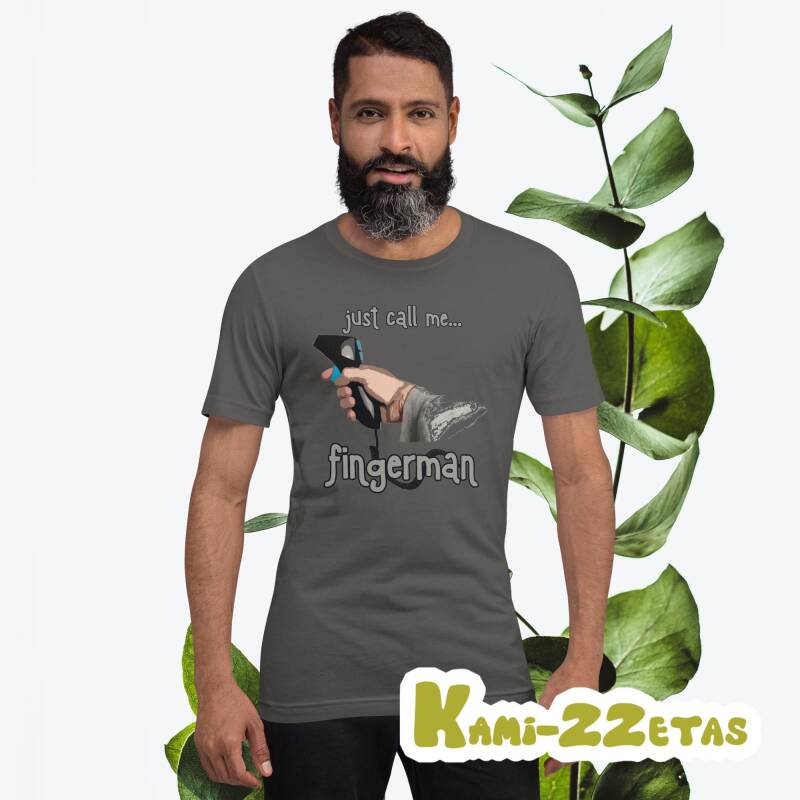 Hombre con camiseta "Just Call Me Fingerman" (mano con mando de slot), en pose de concentración y pasión por el hobby.
