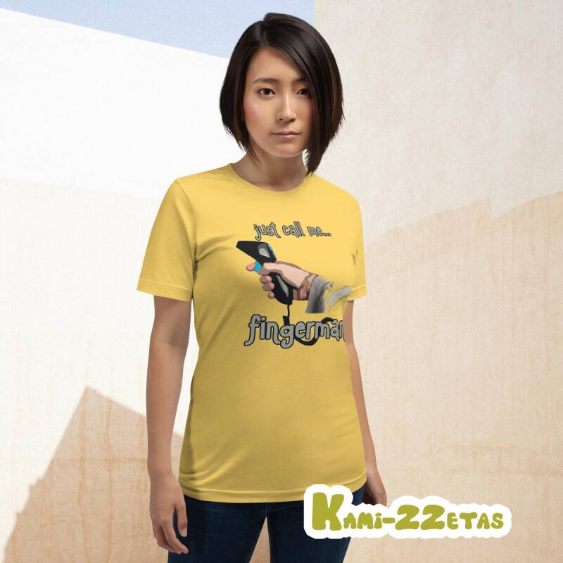 Mujer sonriendo con camiseta "Just Call Me Fingerman" (mano con mando de slot), mostrando un estilo casual y dinámico.