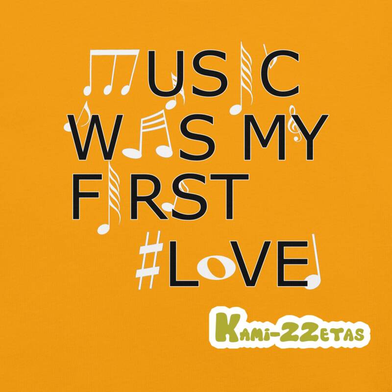 "Diseño de camiseta 'Music Was My First Love' con letras sustituidas por notas musicales, sobre fondo neutro."