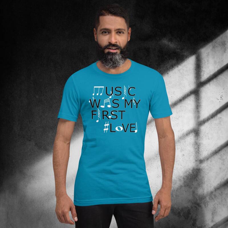 "Modelo hombre posando con camiseta 'Music Was My First Love' y diseño creativo de música."
