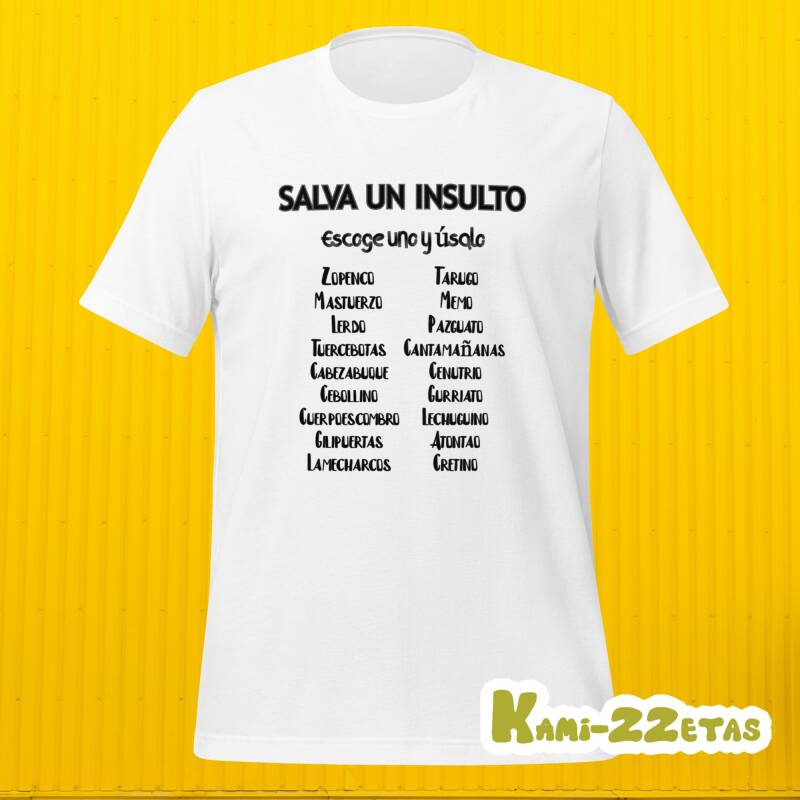 "Camiseta Salva un insulto flotando, destacando el diseño de tipografía con listado de insultos olvidados y frase 'Escoge uno y úsalo'."