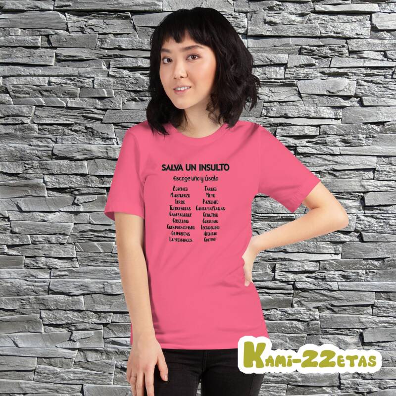 "Modelo mujer luciendo camiseta Salva un insulto, con diseño de listado de insultos españoles antiguos para rescatar."