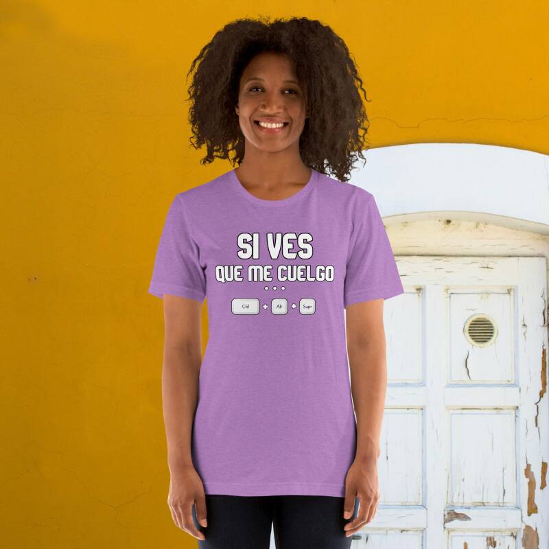 Mujer con camiseta "Si ves que me cuelgo" (CTRL+ALT+SUPR), mostrando un estilo casual y tecnológico.