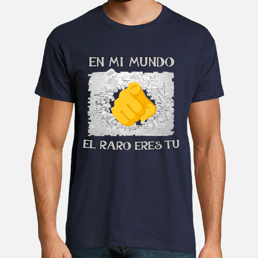 Previsualización de la camiseta "En mi mundo el raro eres tú" (mano rompiendo muro) en la plataforma La Tostadora.
