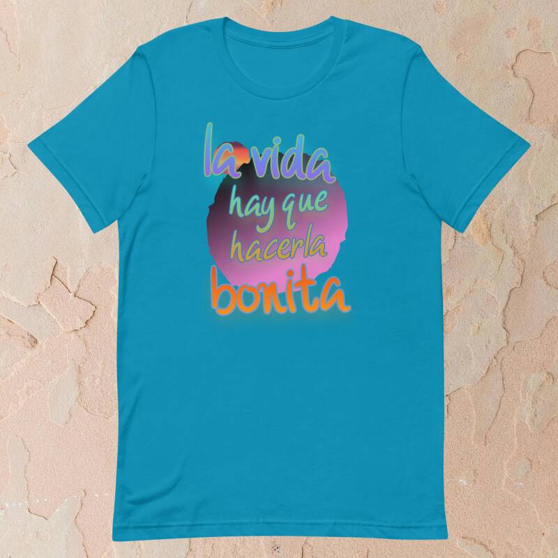 Camiseta azul manga corta con frase "La vida hay que hacerla bonita"