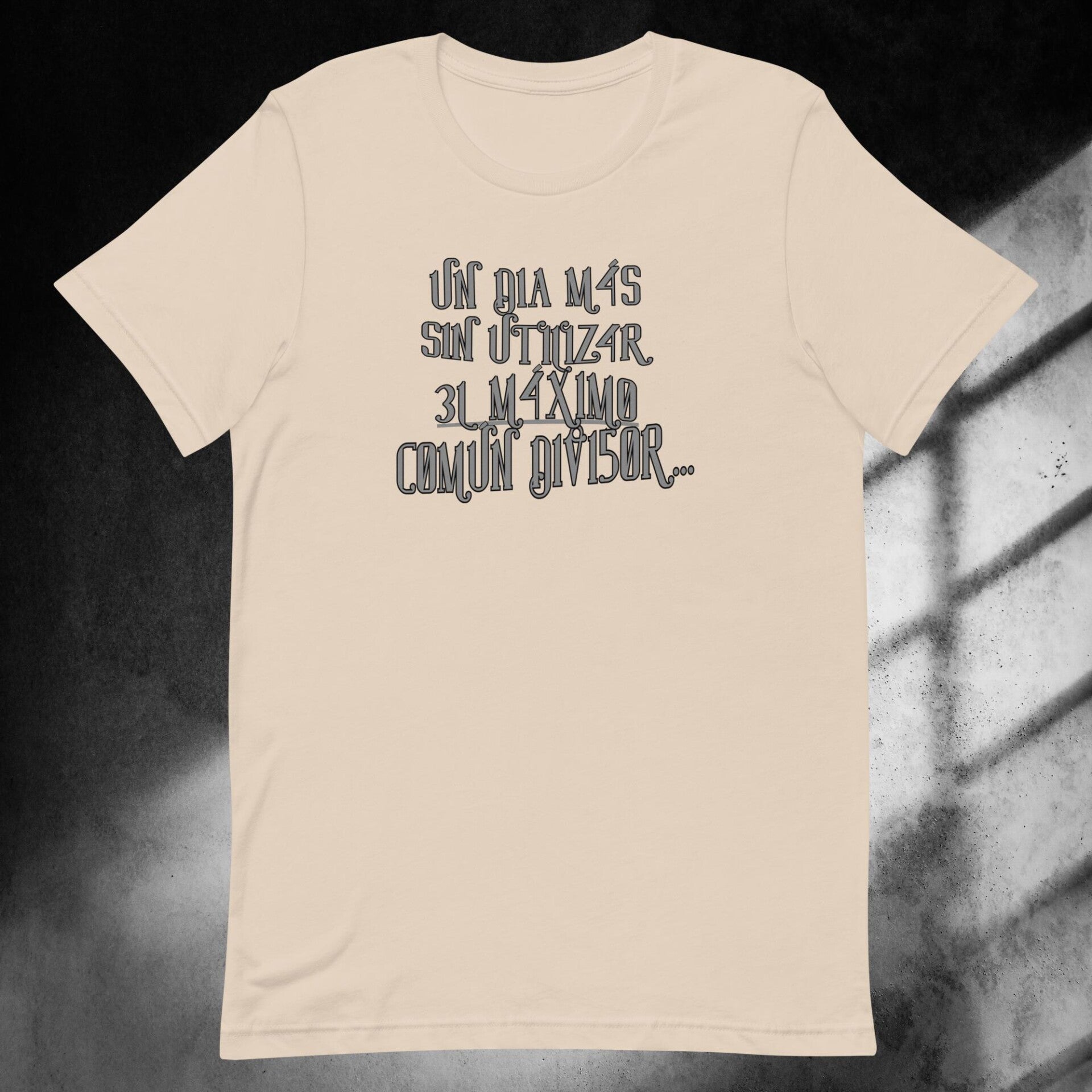 Camiseta manga corta Máximo Comun divisor matemáticas frikis