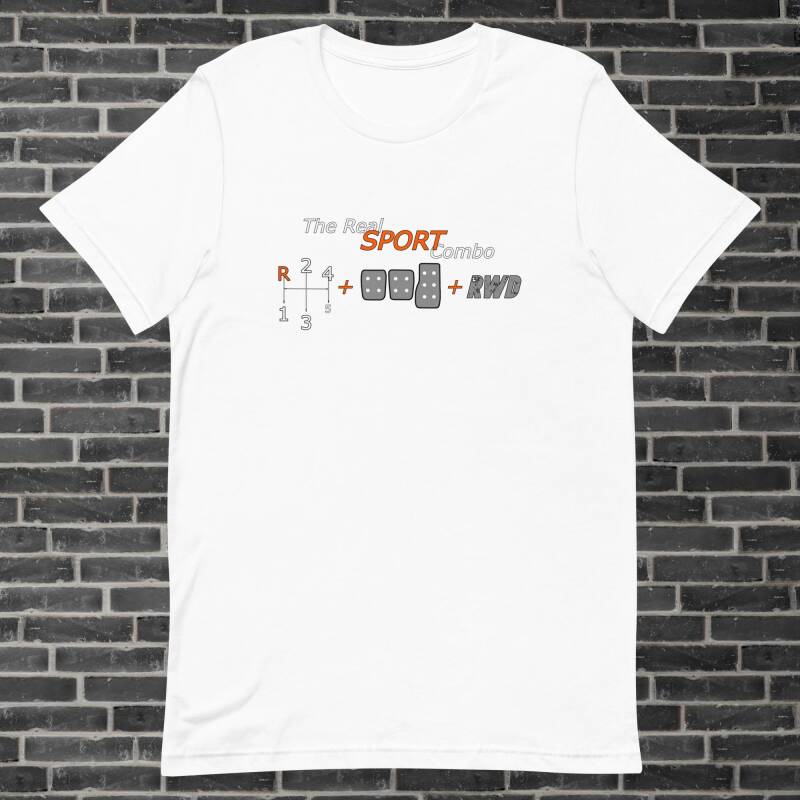 Camiseta blanca con silueta de caja de cambios deportivam logo de RWD y tres pedales