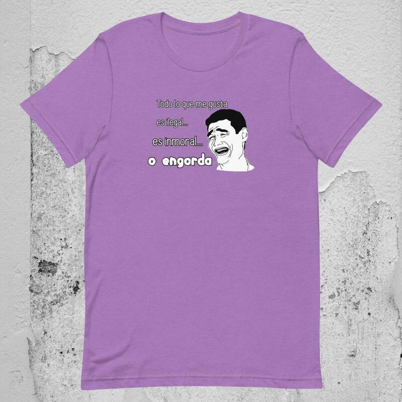 Camiseta lila todo lo que me gusta es ilegal