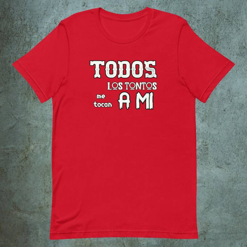 camiseta roja con frase "Todos los tontos  me tocan a mi"