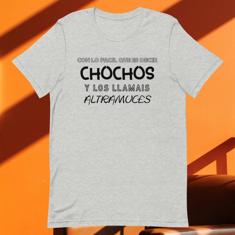 Camiseta con la frase "con lo fácil que es decir chochos y lo llamáis altramuces" Camisetas originales lengua castellana