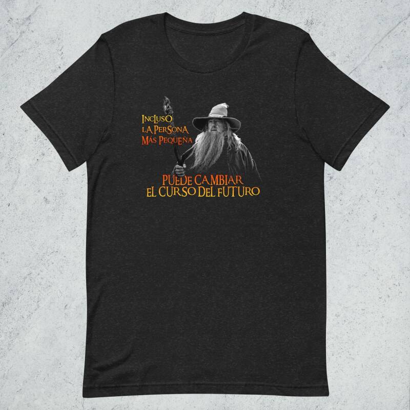 camiseta negra con imagen de Gandalf y frase "Incluso la persona máspequeña puede cambiar el curso del futuro" Camisetas estampadas frikis