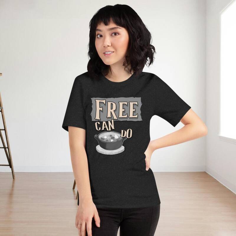 Camiseta Free Can Do en negro sobremodelo femenina