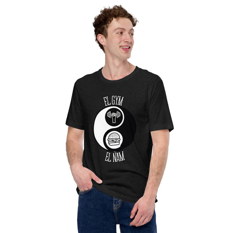 Camiseta negra el ying y el yang, en un ojo se dibuja una hamburguesa y en el otro una mancuerna con las palabras "El gim" y "el ñam