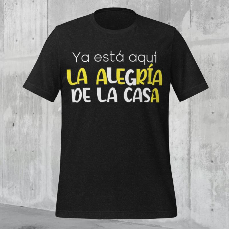 Camiseta negra flotante "Ya está a quí la alegría de la casa"