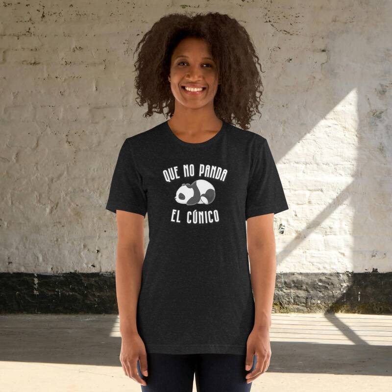 "Mujer sonriendo luciendo camiseta 'Que no panda el cúnico' con oso panda. Diseño Dixit by Yoda."