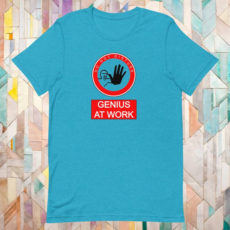 La famosa señal de prohibido pasar con el hombre de la mano extendida en señal de stop con la leyenda "Genius at work" Camisetas estampadas frikis