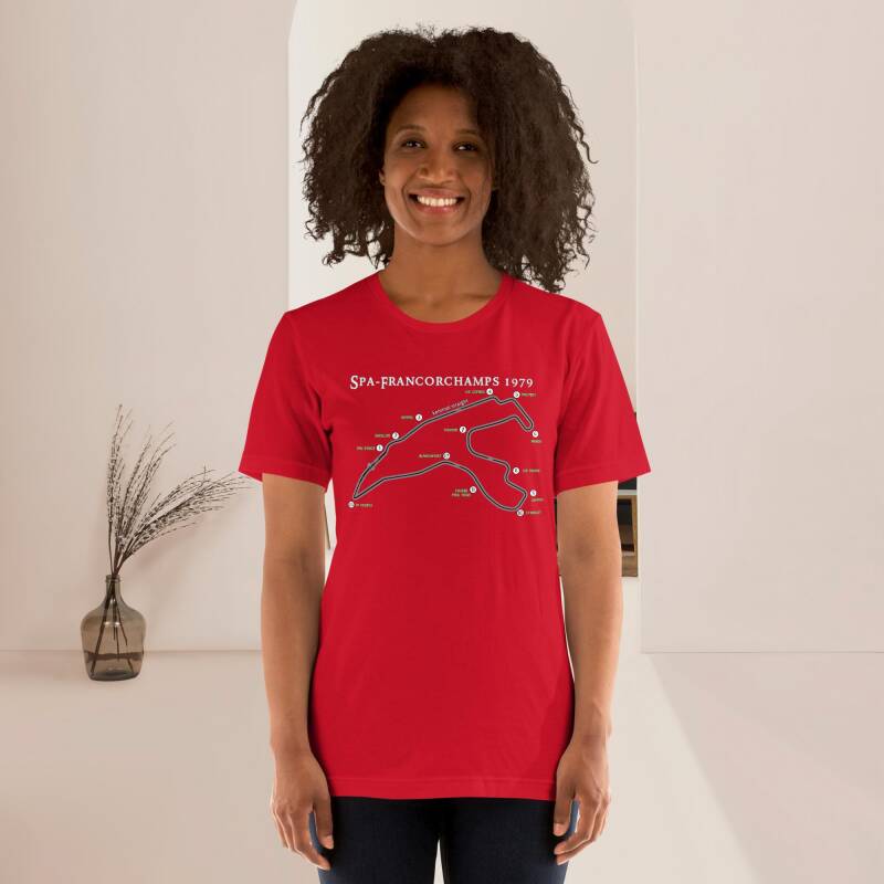 "Modelo mujer vistiendo la camiseta 'Circuito de Spa-Francorchamps 1979', mostrando el diseño del circuito clásico."